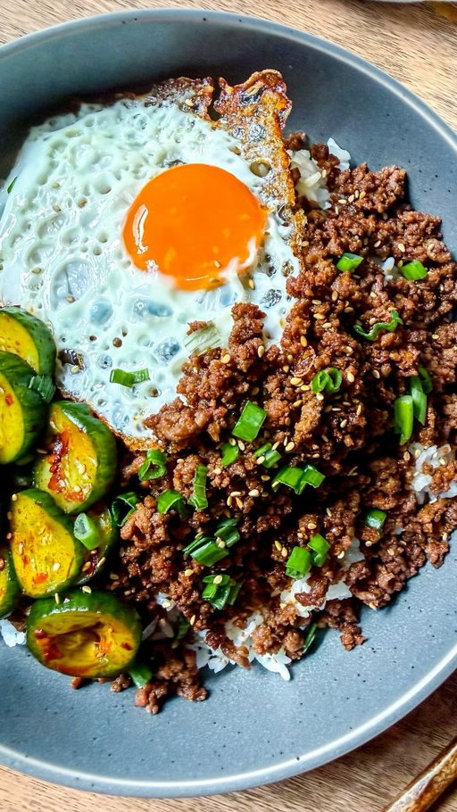 Korean Ground Beef Bowl @farahjeats 

Comment “recipe” and I’ll send it to you 🫶

Ingredients: ground beef, garlic, ginger, light soy sauce, gochujang, sugar, sesame oil

So easy to make. You’ll love this if you love bulgogi! Great for meal prepping too.

#easyrecipe #asianfood #foodie #quickrecipe