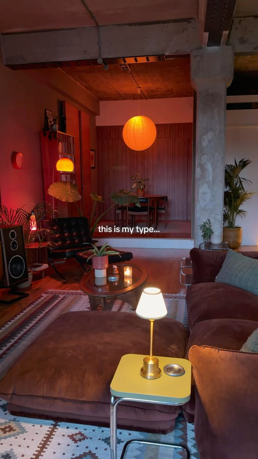 if you like this style… then welcome to my home 🙋‍♀️🏡

#midcenturymodern #homedecor #interiordesign #apartmentdecor #homeinspo loftliving vintagefurniture mcm interiorstyling designfocused ambientlighting cozyvibes cozyhome