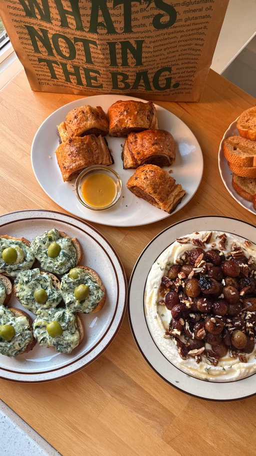 three effortless appetizers for Canadian Thanksgiving with @wholefoodscanada #ad 

🍯honey-thyme sausage rolls with dijon dipping sauce
🫒spinach-olive crostini 
🍇whipped ricotta with roasted balsamic grapes

which one are you reaching for first?