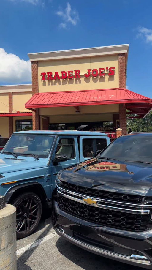 I love a good lil trip to the seasonal market aka @traderjoes 🤗

And fall is the best time to go because they have all the goodies in there!! 

Should I do a separate video on the skincare? Because TJ has been keeping me out of Sephora a lil bit 😅👀 #traderjoesmusthaves #traderjoesdoesitagain #traderjoes