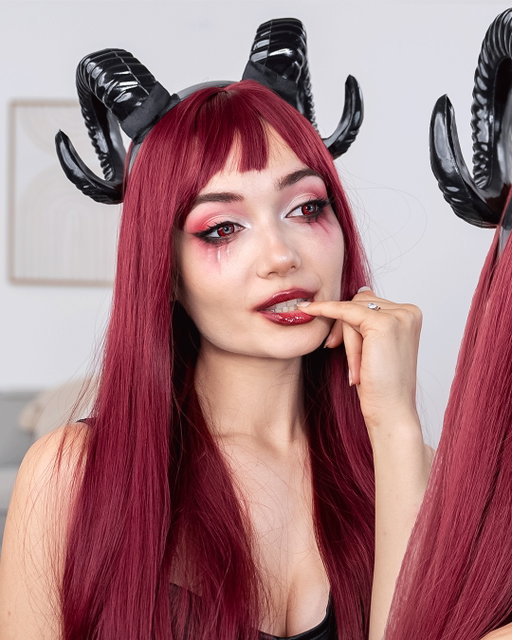 DEMON GIRL 👹🥵💋💄🫦👠🥀🔥🌶️🧨 New Halloween makeup tutorial is now up on my channel for this look, I loooove this one! 😏 #halloween #halloweenmakeup #halloweenmakeupideas #halloweenglam #devilmakeup
