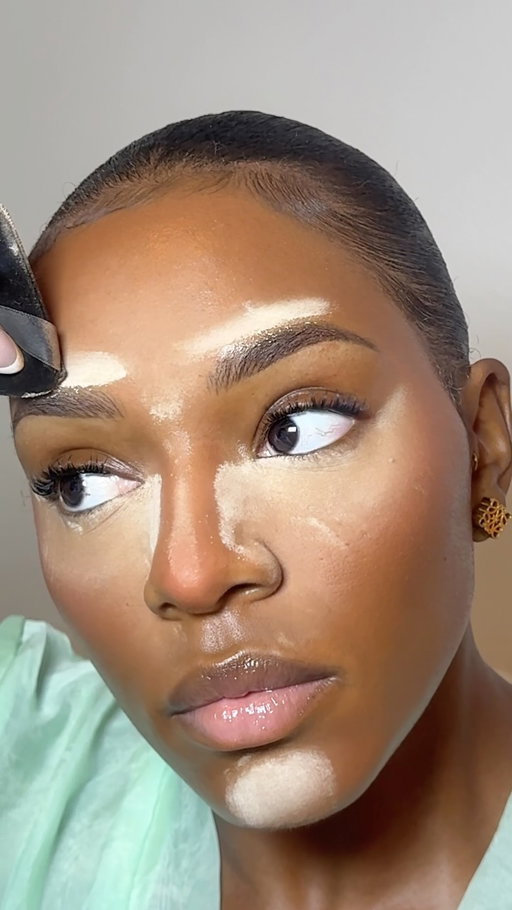 let’s bake 🤍 

@hudabeauty setting powder in the shade banana bread 💛

#makeup #beauty #settingpowder #reel #explore