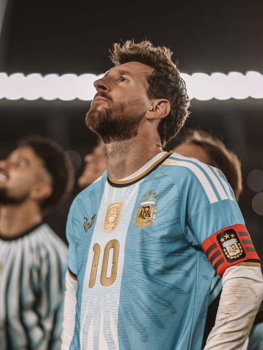 Ayer fue mi último partido y ya extraño vestir la celeste y blanca. Sé que estoy tomando la decisión correcta. Fue un camino increíble, lleno de alegrías y también de algunas tristezas, pero tengo claro que valió la pena cada paso que di.

Y me quedaron muchas cosas por decir. Me es imposible expresar todo lo que siento en unas palabras o en un posteo. Este viaje habría sido imposible sin mi familia, que siempre estuvo a mi lado y me bancó, sobre todo en los momentos difíciles, cuando más lo necesitaba. 🙏 

También fueron imprescindibles mis amigos, todos los compañeros y técnicos que tuve, junto con sus cuerpos técnicos. No quiero olvidarme del Diego, que puso a nuestro país donde se merecía estar y que, como siempre digo, sé que nos ayudó estando acá con nosotros y también desde el cielo, en cada paso que dimos.

Gracias a los clubes en los que jugué, por respetar siempre mis sentimientos y permitirme dedicarme a mi país cuando tocaba ponernos la camiseta de la Selección. Y, por supuesto, gracias a Dios: sin su guía y su voluntad, ni siquiera estaríamos soñando con haber llegado hasta acá.

Soy un agradecido. Los quiero mucho, los voy a extrañar y siempre voy a darles las gracias por haber estado a nuestro lado, a mi lado. 🩵🤍