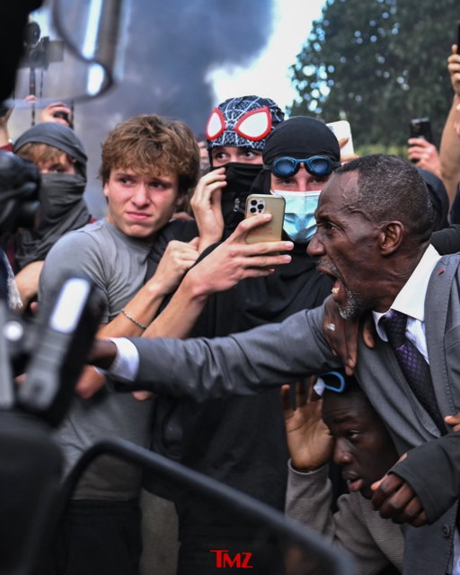 💜 Bally Bagayoko, the mayor of Saint-Denis, France, stood with and defended student protesters calling for better school conditions. Bagayoko was later given eye drops after being hit with tear gas by local police.

📷: Getty