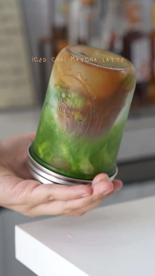 a lil spice, a lil matcha, a lotta happiness 🍵

— 6-10g chai powder
— 10g brown sugar sauce
— A bit of hot water to dissolve
— 100ml milk of choice
— Pour your matcha

For matcha ; 
— Sieve 5g of matcha powder
— 50ml of water [ < 80’ ] 
[ 15ml room temp for paste + 35ml hot water]
— Whisk until it fully dissolved

#matchalatte #matchalover #icedmatchalatte #foryou #matchaholic