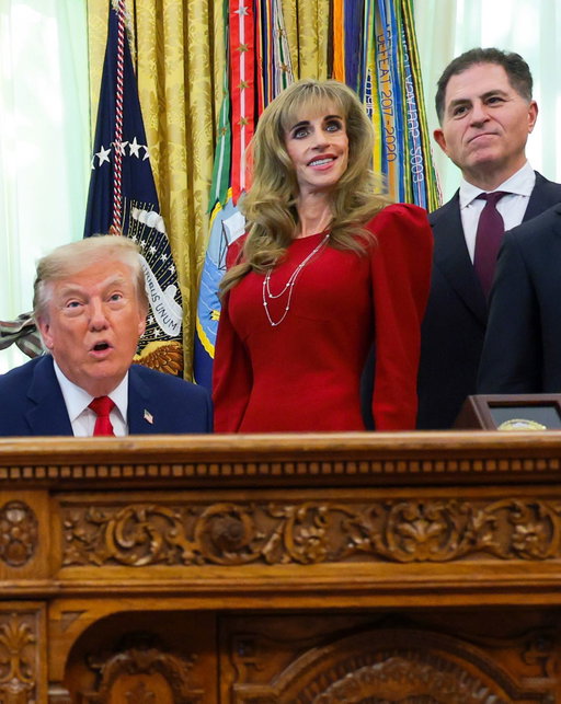 Susan Dell, the wife of Dell CEO Michael Dell, is going viral for her appearance during Donald Trump’s press event on Wednesday in the Oval Office. Tap this post in the LINK IN BIO to see what the philanthropist once looked like compared to today.
#SusanDell
#MichaelDell
#WhiteHouse
#DonaldTrump
Photos: Getty