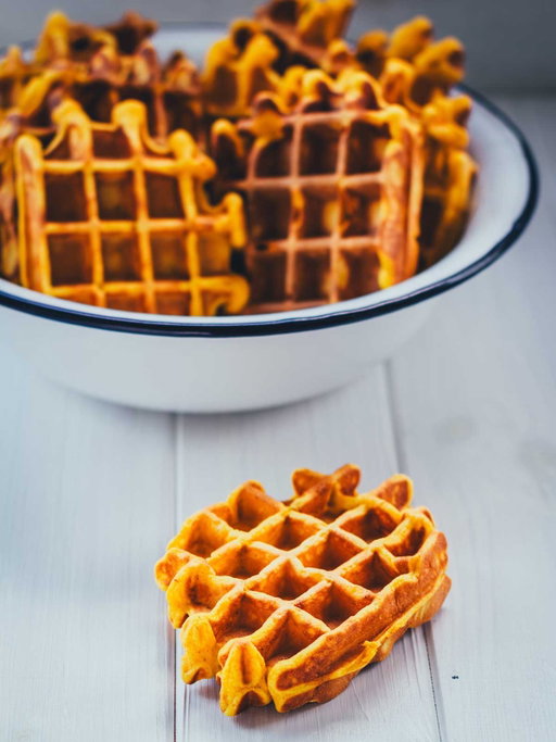 🍂 Jetzt wird es herbstlich und ich habe genau das perfekte Rezept dafür 🙋🏼‍♀️

Süße Kürbis-Waffeln mit Honig-Zimt-Butter 🧇

Das sind dicke Waffeln, innen weich, außen knusprig, mild nach Kürbis und Pumpkin Spice schmeckend. Dazu mit Honig und Zimt angerührte Butter 👌🏻

Ob zum Frühstück oder einfach zwischendurch zu Kaffee und Kuchen – diese Waffeln machen jeden Tag ein bisschen besonderer und leckerer!

👉🏻 Antwortet jetzt einfach mit
REZEPT
und ich schicke es euch direkt zu!

👉🏻 Noch mehr Zimt-Rezepte gibt es heute auch wieder bei
@waseigenes
@zimtkeksundapfeltarte
@skueche
@diejungskochenundbacken