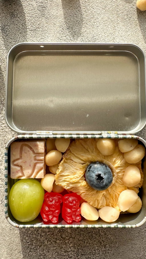 My mini snack tin is one of those little things that makes snacking so much more fun 💜

I love filling it with a mix of textures and flavours — something fruity, something chewy, something sweet and, of course, a good handful of @ausmacadamias for that delicious creamy crunch. 

This one has:
🍇 1 grape
🥭 Dehydrated mango
🍎 Dehydrated apple
🍍 Dehydrated pineapple
🫐 Blueberries
🍬 Gummies
🤍 @ausmacadamias 

I always love adding @ausmacadamias because they make the perfect little snack-tin addition — crunchy, buttery and so good paired with all the sweet fruit. 🤎

And these mini tins? Everyone loves them! 😍

What would you put in yours?
.
.
#australianmacadamia #snacking #snacktin #snack #snackbox