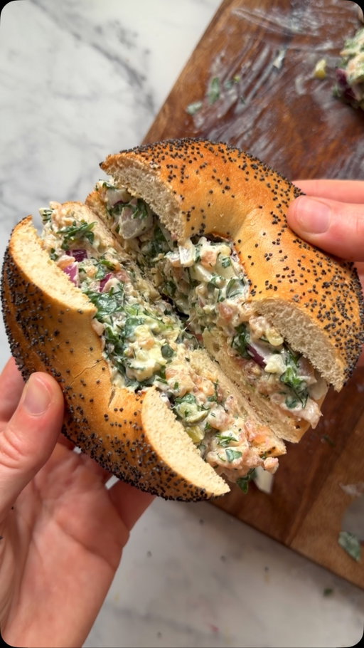 SMOKED SALMON SMASH

Work smart, not hard baby

2 portions:
▫️handful spinach
▫️100g smoked salmon
▫️1/2 red onion 
▫️3 tbsp cream cheese
▫️1 tsp capers
▫️1/2 tsp Dijon mustard
▫️1 sliced pickle (optional)
▫️handful dill
▫️juice of 1/2 lemon

Store in an airtight container in the fridge for up to 3 days ⭐️

#lunchideas #sandwichfillings #quickrecipes #healthyish #highproteinlunch