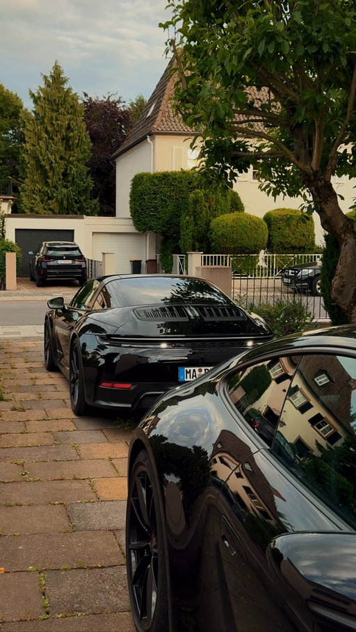 Out of office
.
.
.
.
#porsche #streetstyle #menswear #porsche911 #mensweardaily