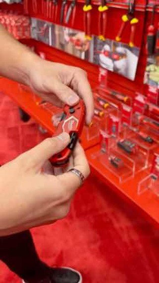 In case you missed it at NECA, here's a closer look. 
🚨 COMING SOON🚨 Fast, One-Handed Opening. FASTBACK™ 6IN1 Folding Utility Knife
#MilwaukeeTool #NothingButHeavyDuty #NECA2026 
Link In Bio.