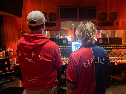 When my dear friend @jasonsudeikis showed up at my show in London last summer with the entire cast of the women’s football team from Ted Lasso, I knew this season was going to be the best!… it was also a total flex on his part 😂 So when he asked me to record a special version of the theme song, we were in the studio recording it together less than 48 hours later! Jason is a total artist and this show holds a special place in my heart. Thank you to my buddy @marcusmumford for letting me borrow your song.

Believe! 
@appletv
@applemusic
⚽️🥅🙌🏼