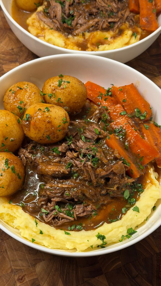pot roast w garlic mashed potatoes bc its fall and it’s been taking over my feed 

comment “recipe” to receive the full recipe via DM! the full detailed recipe is also on my website 🔗 linked in bio! 

https://erinscozykitchen.com/recipe/classic-pot-roast/

#potroast #mashedpotatoes