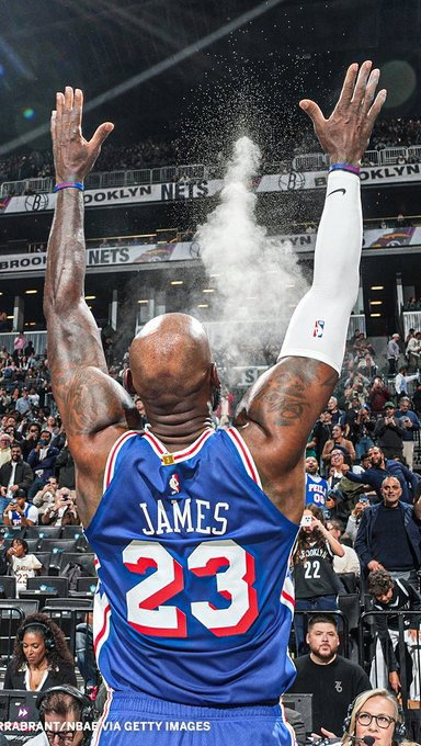 PHILADELPHIA’S FIRST CHALK TOSS FROM LEBRON! 👑
 
(VIA X / @ ArashMarkazi)
 
#NBA