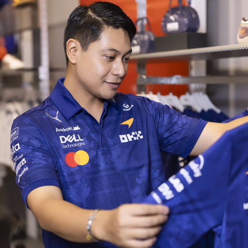 Wearing the energy of the race weekend with Puma McLaren F1 Marina Bay Sands exclusive merch. 🏁

@pumaphilippines #PumaPH #F1 #SingaporeGP