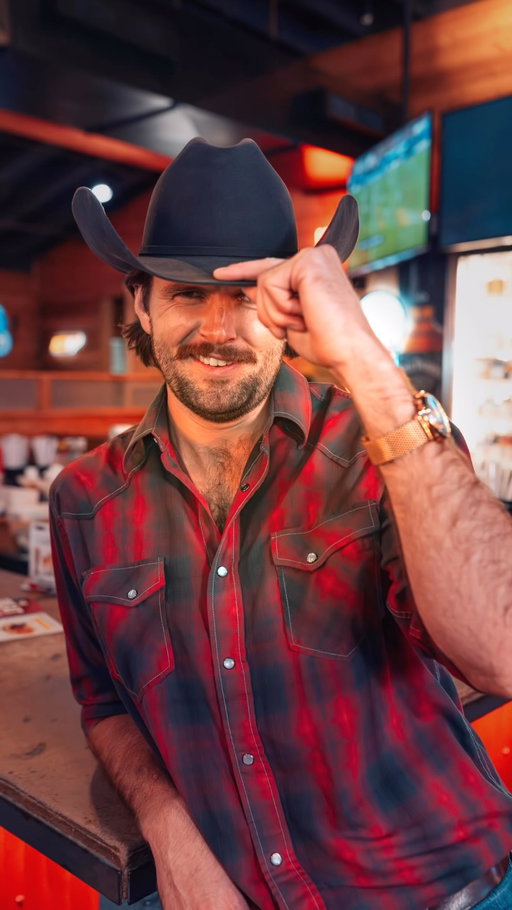 Don’t let your girl see this 😏 @texasroadhouse