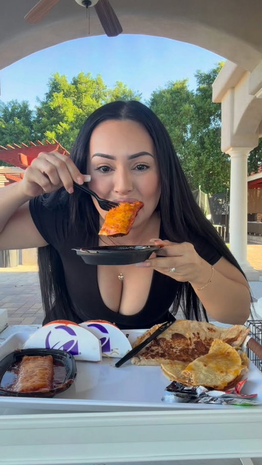 I knew exactly what he was going for, so of course I had to beat him to it 😂😭 I swear I wasn’t trying to eat everything… I just kept winning 🤷🏻‍♀️🌮 

He definitely ran more, but I definitely ate more 😂

Who won this challenge for real? 👀