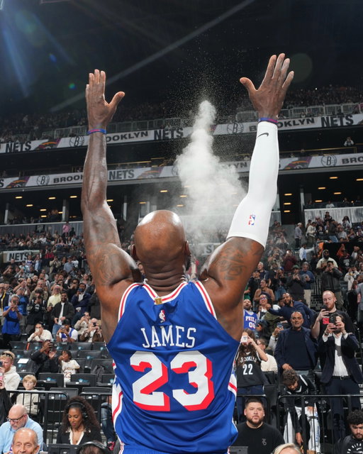 FIRST CHALK TOSS IN PHILLY. NEW LEBRON ERA IS HERE. 🔥🔥🔥
[via @nba]