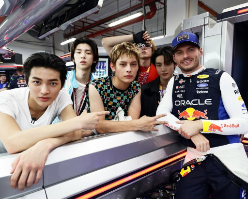 MV3 🤝 @cortis 🤩

#F1 #RedBullRacing #SingaporeGP #cortis 

📸 @ThommoGetty || @GettyImages