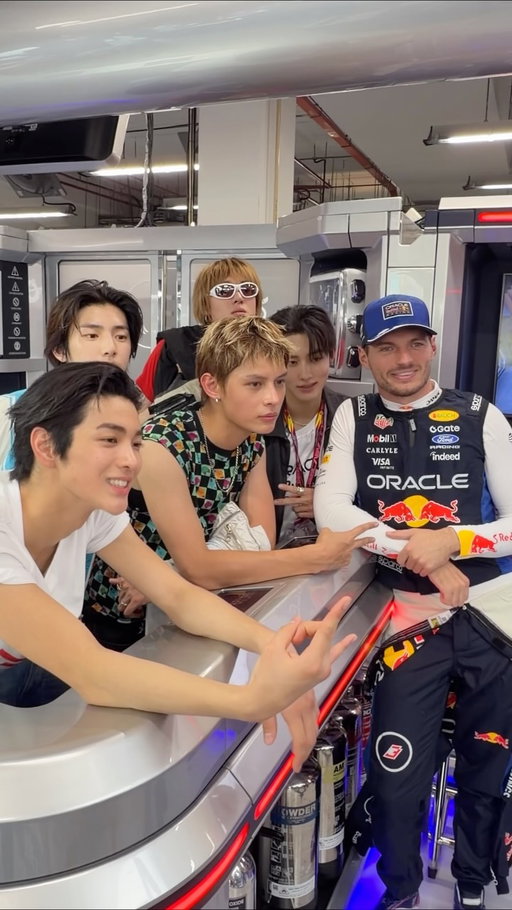 Superstars in Singapore 🇸🇬 Max and Cortis at Marina Bay 🤩

#F1 #RedBullRacing #SingaporeGP
