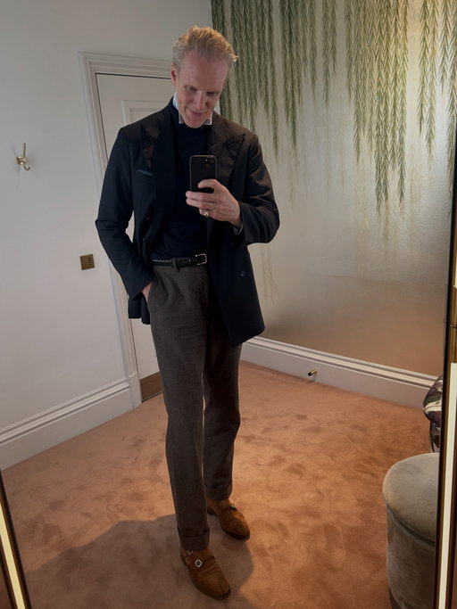 My trusty navy hopsack DB blazer and a cheeky chambray shirt collar pop
