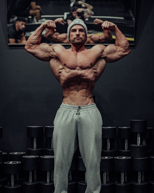 Vacuuming isn’t just about creating a smaller waist. It helps build core control through strengthening your transverse abdominis, improves your V-taper and definitely adds to your stage presence (if you’re allowed to hit those type of shots onstage). For me, I believe ISO tension, static holds and vacuum training are key to bringing your best package to a stage, it’s the little details that make a big difference 👊🏼🔥 @olympiastandardcoaching