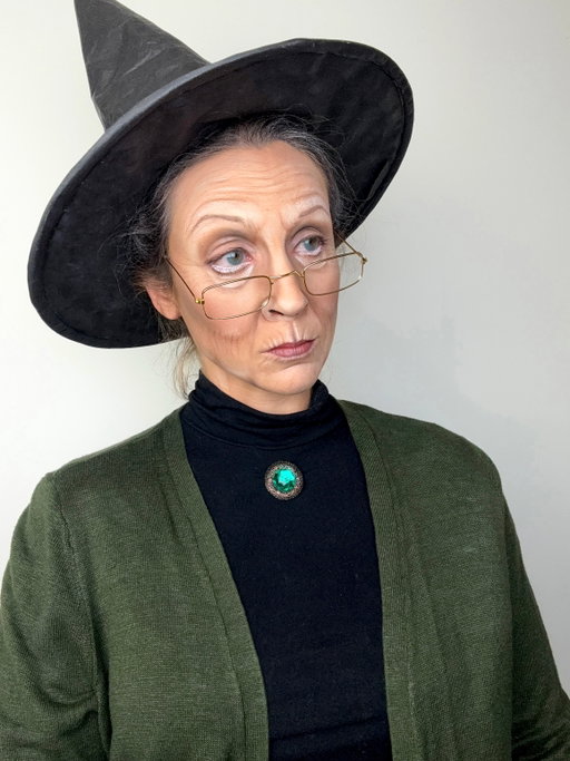 MINERVA MCGONAGALL ✨ eh oui ! Je ne l’avais toujours pas faite dans ma HP série car assez tricky..! 🤪 Mais après Dumbledore, ça prenait Minerva alors la voici..! Vous aimez ? 😀

 #hpseries #minervamcgonagall #mcgonagallmakeup #harrypottermakeup