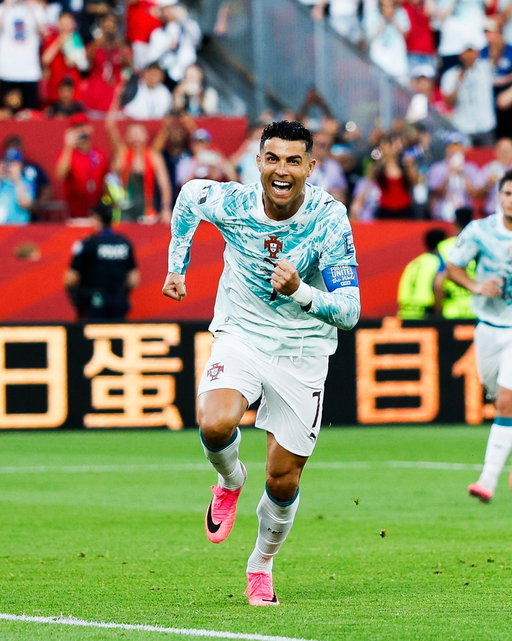 Golo de Cristiano Ronaldo na vitória do Al Nassr 🫡

Cristiano Ronaldo scores in Al Nassr’s victory 🫡