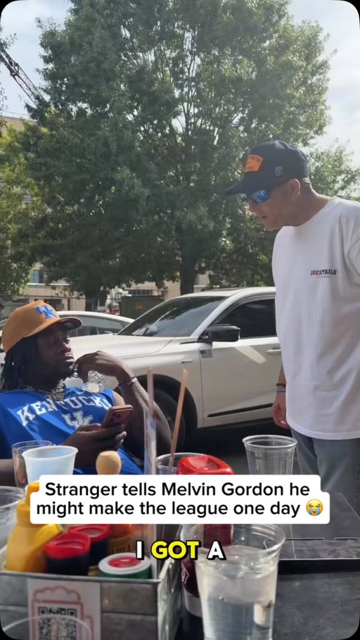 He just came back 30 minutes later to tell Melvin he put $1000 on him to score vs LSU tomorrow 

“If Ray Davis can make the NFL so can you” 😭😭