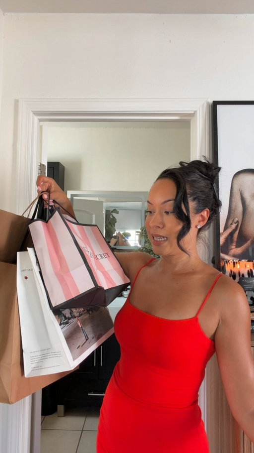 I think I’ve officially checked everything off my fall wishlisttt! from working @theoutlets in college and it being a part of my childhood, to now.. I still get that same exciting feeling when I’m doing my shopping runs @deserthillspo #simonpremiumoutlets #itsasimonthing #sponsored