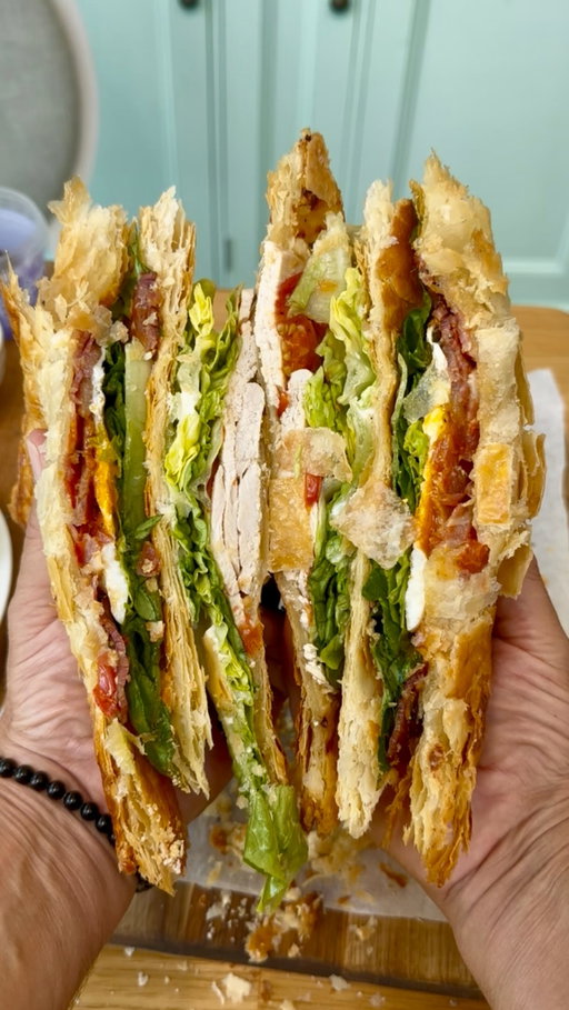 Upside Down Puff Pastry Club Sandwich 

My favourite sandwich, my way!

For more upside down inspiration check out my two cookbooks; Upside Down Cooking and One Pan Feasts - links in bio 

#upsidedown #pastry #sandwich #viralvideos