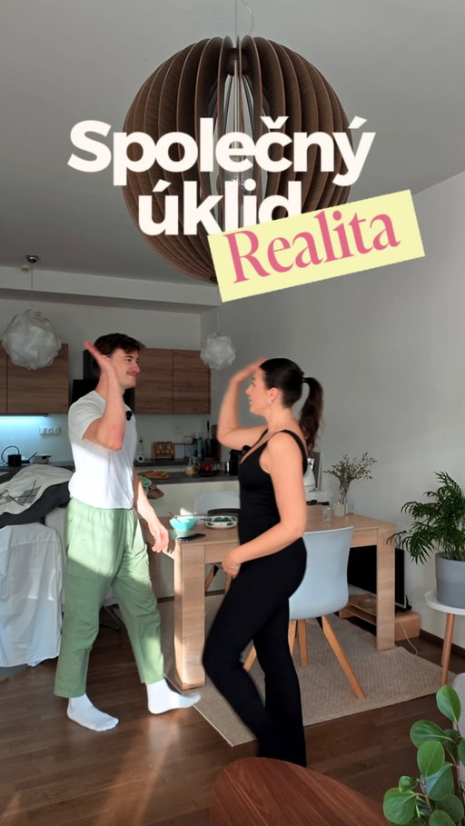 Taky je váš partner tak efektivní? 😅…Ale co se člověk u toho (ne)úklidu knížek pro @knihobot.cz nedozví že 😆🙋🏻‍♀️

*spoluprace