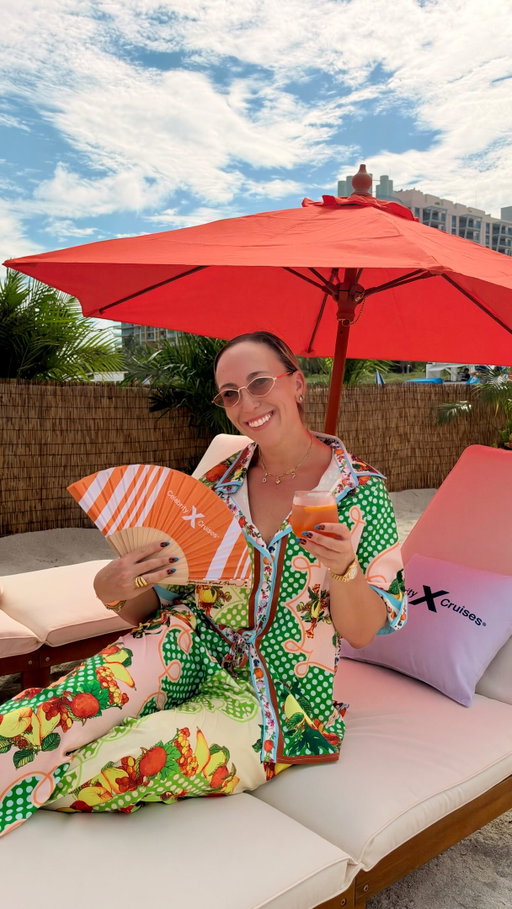 Miami already feels like vacation most days, but @CelebrityCruises took it to another level today 🍊

This is Orange Peel Bar & Grille, the new poolside spot debuting on Celebrity Reflection. 

On the menu: 🍔 Crispy smashburgers 🌭 Mini hot dogs with all the fixins 🧀 Grilled cheese and tomato soup 🐔 Crispy chicken burgers 🍷 Frosé and spritzes

Add custom goodies, views for days and the best vibes, and I didn’t want to leave.

Want a taste? The pop-up opens to the public tomorrow (Sat 10/10) at Loews Miami Beach. It’s free and 21+.
#CelebrityCruises