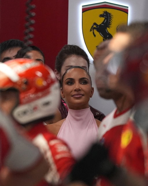 Kim Kardashian pulled up ahead of the F1 Singapore Grand Prix to support Lewis Hamilton ❤️

(📸: Getty)