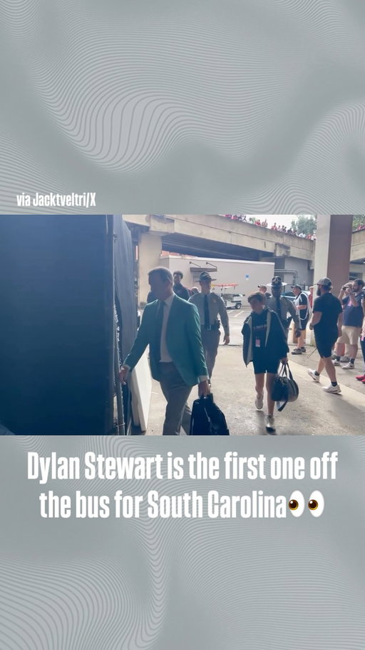 Shane Beamer and Dylan Stewart are the first two off the bus for South Carolina as they face No. 16 Florida👀

(via Jacktveltri/X)

Follow @On3CFB for year round
College Football content