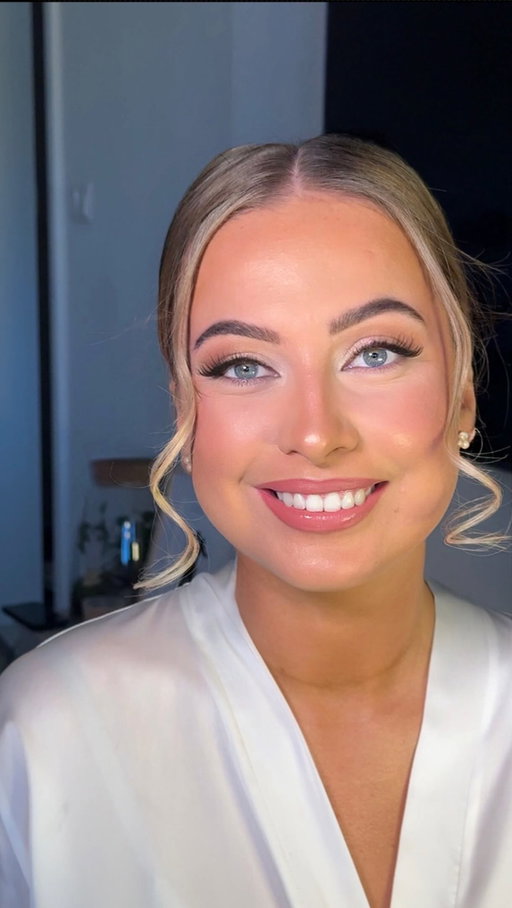 Nádherná nevesta Veronika! 🥹🫶🏼😍
.
.
. 
Bolo mi cťou ta nalíčiť na tvoj veľký deň ❤️🫶🏼
.
Krásny svadobný makeup začína správnou prípravou pleti.

Príprava pleti je pre mňa rovnako dôležitá ako samotné líčenie. Venujem jej dostatok času, pretože práve ona je základom krásneho, sviežeho a dlhotrvajúceho bridal glamu.

Za necelú minútu vám ukážem takmer hodinu mojej práce a všetky tie malé kroky, ktoré robia vo výsledku veľký rozdiel. 

Veronika bola u mňa aj na skúške preto sme presne vedeli do čoho ideme v jej veľký deň. Všetko prebehlo hladko a bez stresu. Výsledkom je krásna a spokojná nevesta ❤️❤️❤️
.
.
O vlasky sa postarala super šikovná a talentovaná Andrejka 🫶🏼
.
A dokonalý cukrový nástrek od @solarium_luci_sun_roznava 
.
#nevesta #bride #bridalmakeup #makeupartistslovakia