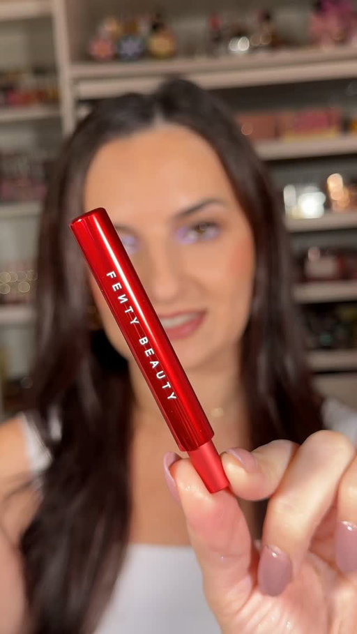 Only Rihanna can make me buy a red lipstick at midnight- trying the new @fentybeauty Stunna Stix lipstick in Uncensored- these are matte but incredibly comfortable and they glide like butter
#newmakeup #redlip #fentybeauty #sephorahaul #lipsticks