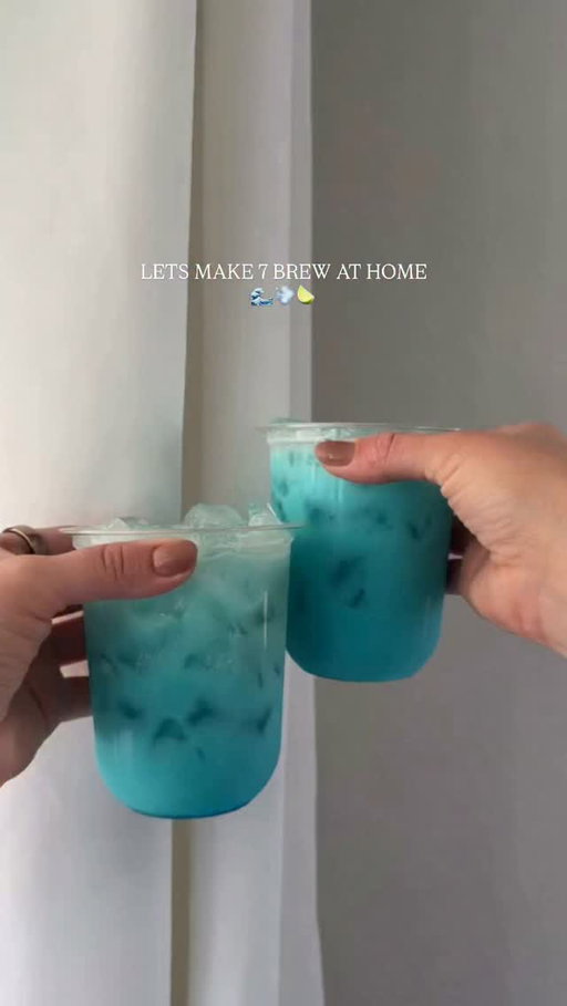We have 7 brew at home. I made the ocean breeze 🌊 blue raspberry, coconut, lime and cream! #7brew #7brewenergy #energydrinks #yummydrinks @tossware @7brewcoffee @torani