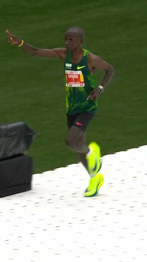 What a moment!💫 

The 🐐 continues to inspire the world as he crosses the finish line in a CR of 2:09:10 to win the third stop on his World Tour in Melbourne!

@kipchogeeliud