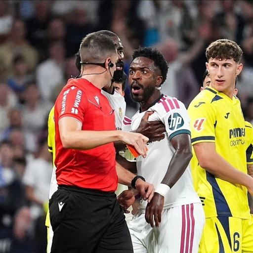 🚨💥 #ÚltimaHora | Vinicius se perderá El Clásico.

❌ El jugador brasileño, tras lo recogido en el acta por Díaz de Mera Escuderos, se perderá 2 partidos como mínimo.

✍🏻 "Dirigiéndose a mi zona con actitud agresiva, teniendo que ser sujetado por sus compañeros".

🏆 Tras la expulsión y posible sanción de Vinicius, las posibilidades del Barcelona de llevarse LaLiga suben de forma considerable.

⚠️ Datos de @kalshifutbol.

#Barcelona #RealMadrid #Vinicius #Publi