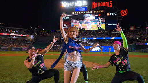 No one better to get the crowd hype than Lindsey Stirling🎻

#partyanimals #bananaball #lindseystirling