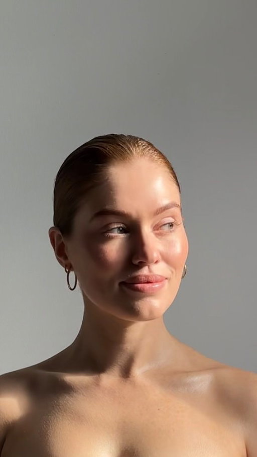 Your makeup will always go on better with clean brushes and tools than ones full of old product, oils, dead skin and a whole lot of germs.

So, is it time for a clean?  @dmv.collective

Model @remiclaire 
Hair @rae.hairstylist 

#makeuptip #makeupartisthack #brushcleaning #makeupbrushcleaner