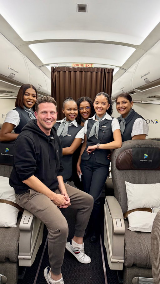Not your average landing announcement. When the cabin crew turns a PA into a moment you’ll never forget. When strangers become friends… be kind to your crew always ☺️ #joshcahill #gotravelyourway #aviation #youtuber #tribute