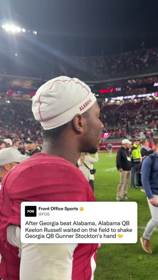 Alabama's quarterback Keelon Russell waited for Georgia to celebrate their win so he could shake his counterpart Gunner Stockton's hand after the game 🤝 ⁠
⁠
🎥 @brooksaustinba