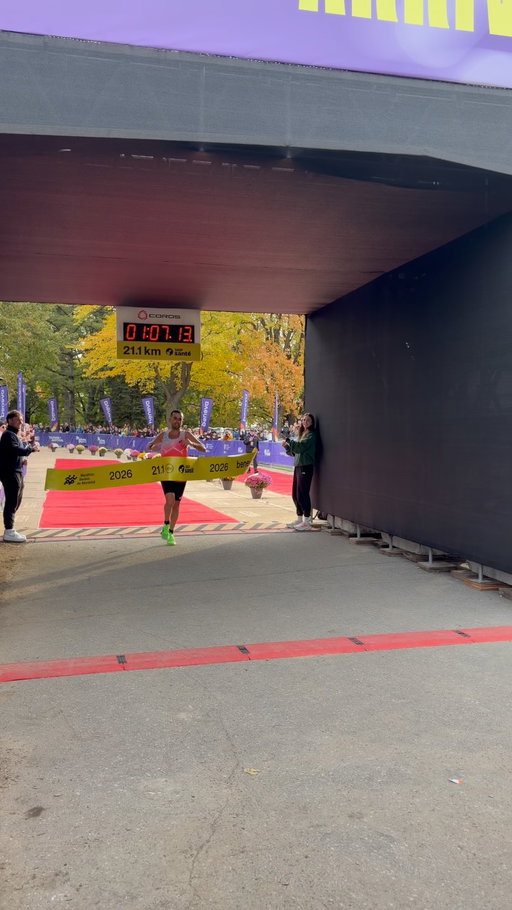 Votre champion du 21 km @shopsante 

Phil Parrot-Migas remporte le demi-marathon en 01:07:14

Toute une course. ❤️‍🔥