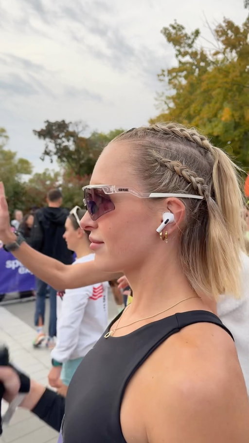 Les dernières minutes avant le départ. Ce mélange de fébrilité, d’excitation et d’adrénaline qu’on connaît un peu trop bien. 🥹

@rachelledion_ était prête à avaler les 42,2 km avec ses lunettes KOVO de @spekoptics_ 

Et elle l’a fait en 2 h 56 min 11 s. Rien de moins. ✨