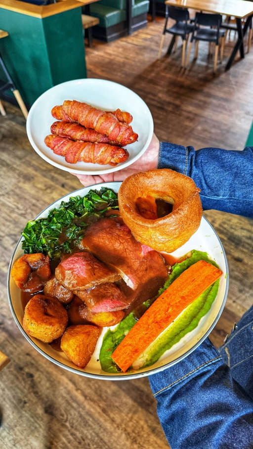 Now that’s what you call Northern gravy 🤤 

🎥 suelasquiche 

#roastdinner #leeds #yorkshire #viral #gravy
