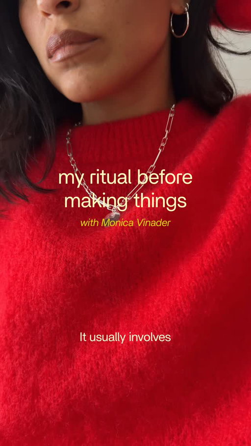 AD | Little rituals before I start painting from home include choosing my jewellery for the day. Currently wearing the new Alta Duo pieces from @monicavinader and I love knowing that each link is handcrafted too 💌✨