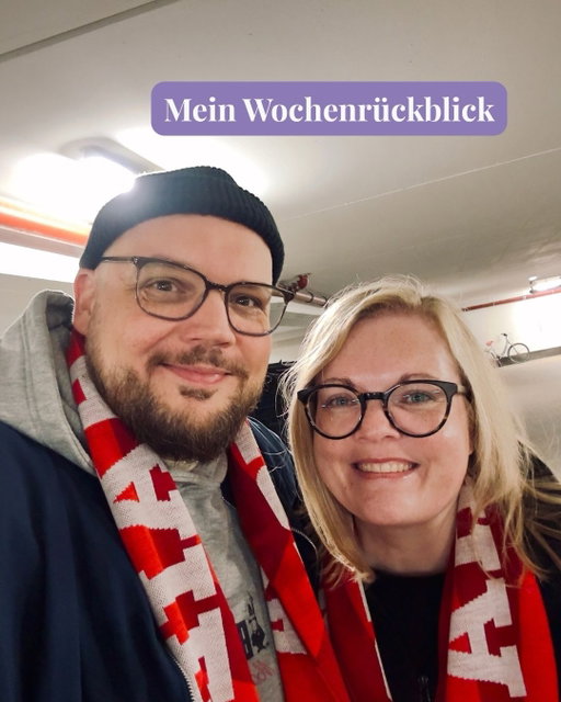 Huch, ich hab gestern zu viel Ted Lasso geguckt und meinen Wochenrückblick ganz vergessen 🙋🏼‍♀️ Hier ist er:

1. Die beiden waren gerade beim Eishockey 🏒@heymikamakes (👈🏻 folgt meinem Mann, wenn ihr euch für Sticken interessiert 🪡🧵)
2. Der Lieblingsapfel wurde geerntet! Die Apfel-Zeit ist da! 🥰🍎 @ottoschmitzhuebsch 
3. Einfach mal an nem Montag durch den Hofladen schlendern...
4. Frankfurter Grüne Sauce mit Pellkartoffeln und Ei ist und bleibt mein Lieblingsessen für immer! 😮‍💨
5. Passend dazu: Besuch in Frankfurt auf der Buchmesse. Ich kauf mir wieder meinen Jahreskalender mit Prägung von @leuchtturm1917de 🗓️ Finde das sehr erwachsen von mir 😅
6. Buchmessen-Mittagspause mit lieben Menschen 😍
7. Mich interessieren natürlich vor allem Kochbücher, deswegen habe ich viel gestöbert.
8. Köstliches Olivenöl-Zitrone-Tahini-Eis, inspiriert von Ottolenghi.
9. Auf dem Rückweg noch nen Cortado mit Mama in Idstein im „Stammcafé“ ☕️ @ohlers_kaffeewelt 
10. Noch kurz für hessische Produkte in den Supermarkt gesprungen. Wusste nicht, dass es tegut wohl nicht mehr lange gibt. Bei uns wurde HaWeGe zu tegut und ich hab da als Teenager Supermarktregale eingeräumt...✌🏻
11. Ich will umziehen, aber ich will nicht umziehen... Versteht ihr? 🫣
12. Hackbällchen mit Pasta. Was tut man nicht alles, um Platz zu schaffen.
13. Beste Woche einfach!
14. Wie cool ist Eishockey?! 🏒
15. Noch mehr, das aus dem Froster musste 👌🏻

Dazwischen saß ich viel am Schreibtisch und hab gearbeitet oder Klamotten und Schuhe aussortiert und in den Altkleidercontainer gebracht... ✌🏻
Bis nächste Woche!
