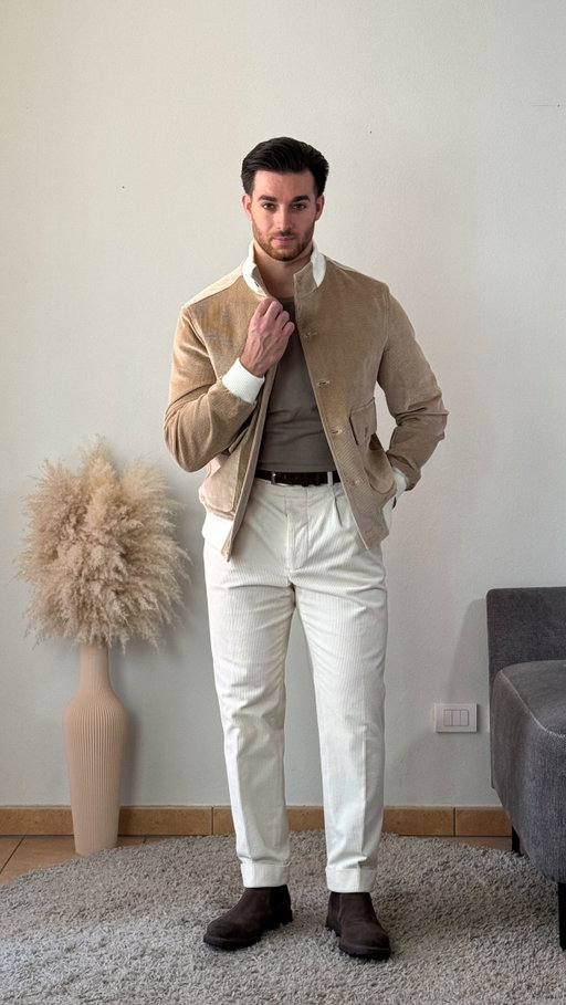 Fall season is finally here @fefe.napoli 
 
A velvet bomber that blends Neapolitan elegance, sartorial craftsmanship and quality materials — effortlessly versatile, from casual to refined 🍂.
 
If you love the Made in Italy, you’ve just found your new go-to brand 🇮🇹.
 
I’m so happy to have discovered this exciting new brand 🤝